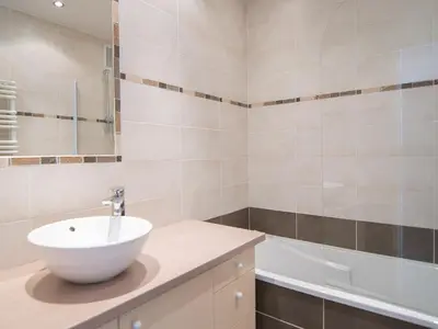 Salle de bains dans l'établissement Tignes : Appartement 2 pièces avec wifi, proche pistes - FR-1-449-118
