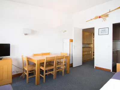 Télévision ou salle de divertissement dans l'établissement Tignes : Appartement 2 pièces avec wifi, proche pistes - FR-1-449-118