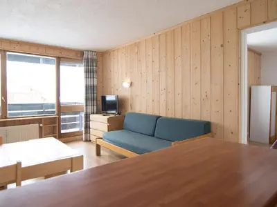 Coin salon dans l'établissement Deux pièces sud-ouest, balcon, WiFi gratuit, proche pistes à Tignes - FR-1-449-120