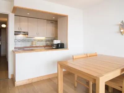 Cuisine ou kitchenette dans l'établissement Deux pièces sud-ouest, balcon, WiFi gratuit, proche pistes à Tignes - FR-1-449-120