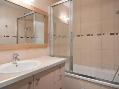 Salle de bains dans l'établissement Studio Sud à 500m des pistes, balcon et WiFi - FR-1-449-134