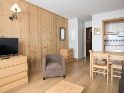 Télévision ou salle de divertissement dans l'établissement Studio Sud à 500m des pistes, balcon et WiFi - FR-1-449-134