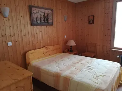 Un ou plusieurs lits dans un hébergement de l'établissement Deux pièces sud à 500m des pistes, balcon, TV, linge inclus l'hiver - FR-1-449-137