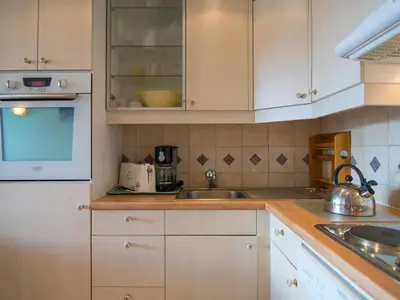 Cuisine ou kitchenette dans l'établissement Deux pièces sud à 500m des pistes, balcon, TV, linge inclus l'hiver - FR-1-449-137