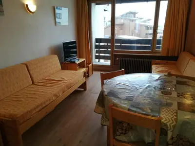 Coin salon dans l'établissement Deux pièces sud à 500m des pistes, balcon, TV, linge inclus l'hiver - FR-1-449-137