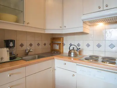 Cuisine ou kitchenette dans l'établissement Deux pièces sud à 500m des pistes, balcon, TV, linge inclus l'hiver - FR-1-449-137