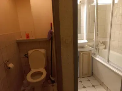 Salle de bains dans l'établissement Studio avec balcon et wifi à 500m des pistes - FR-1-449-153