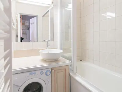 Salle de bains dans l'établissement Studio avec balcon et wifi à 500m des pistes - FR-1-449-153