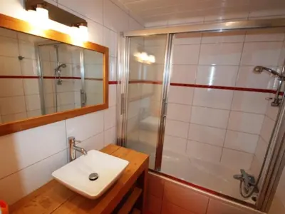 Salle de bains dans l'établissement Confort 2 pièces près des pistes avec WiFi - FR-1-449-164