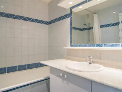 Salle de bains dans l'établissement Appartement Sud 41m² avec Wifi près des pistes à Tignes - FR-1-449-166