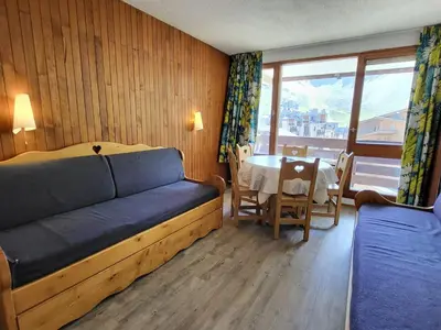 Coin salon dans l'établissement Appartement cosy à Tignes, 2 pièces, balcon sud, proche pistes - FR-1-449-167
