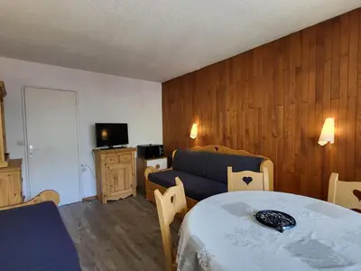 Télévision ou salle de divertissement dans l'établissement Appartement cosy à Tignes, 2 pièces, balcon sud, proche pistes - FR-1-449-167