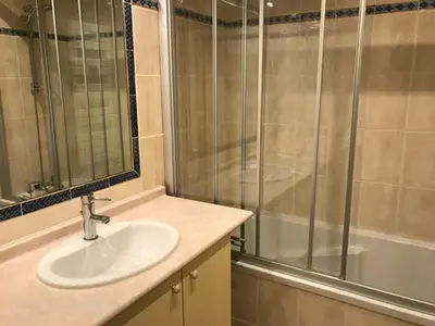 Salle de bains dans l'établissement Studio cosy à Tignes avec balcon et wifi, proche des pistes - FR-1-449-1