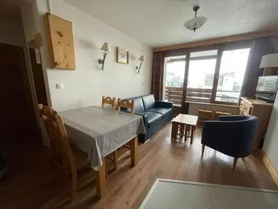 Coin salon dans l'établissement 2 pièces rénové au pied des pistes, exposé Sud-Ouest - FR-1-449-10