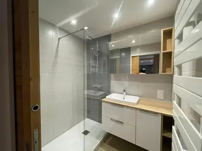 Salle de bains dans l'établissement 2 pièces rénové au pied des pistes, exposé Sud-Ouest - FR-1-449-10