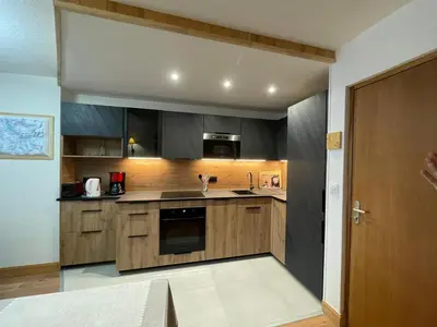 Cuisine ou kitchenette dans l'établissement 2 pièces rénové au pied des pistes, exposé Sud-Ouest - FR-1-449-10