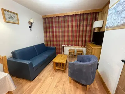 Coin salon dans l'établissement 2 pièces rénové au pied des pistes, exposé Sud-Ouest - FR-1-449-10
