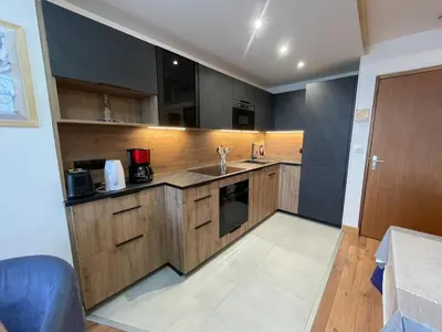Cuisine ou kitchenette dans l'établissement 2 pièces rénové au pied des pistes, exposé Sud-Ouest - FR-1-449-10