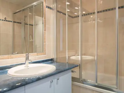 Salle de bains dans l'établissement Appartement Sud/Ouest 2P, 500m des pistes, Wi-Fi, Val-Claret - FR-1-449-20