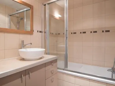 Salle de bains dans l'établissement Appartement 2 pièces à 500m des pistes - WiFi inclus - FR-1-449-21