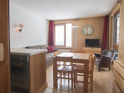 Télévision ou salle de divertissement dans l'établissement Appartement 2 pièces à 500m des pistes - WiFi inclus - FR-1-449-21