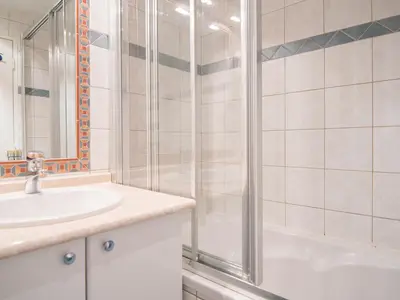 Salle de bains dans l'établissement 2 pièces sud/ouest, ski aux pieds, wifi gratuit - FR-1-449-26