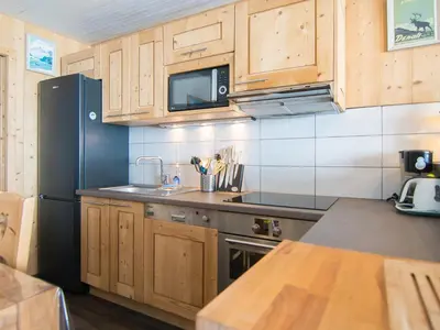 Cuisine ou kitchenette dans l'établissement Luxe 2 pièces, ski aux pieds, balcon vue pistes - FR-1-449-33