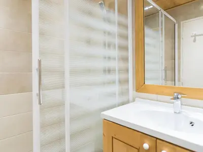 Salle de bains dans l'établissement Luxe 2 pièces, ski aux pieds, balcon vue pistes - FR-1-449-33