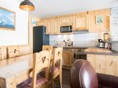 Cuisine ou kitchenette dans l'établissement Luxe 2 pièces, ski aux pieds, balcon vue pistes - FR-1-449-33