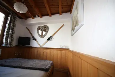 Télévision ou salle de divertissement dans l'établissement Appartement duplex de charme hyper centre à Val d'Isère