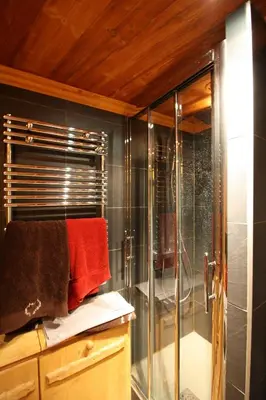 Salle de bains dans l'établissement Appartement duplex de charme hyper centre à Val d'Isère