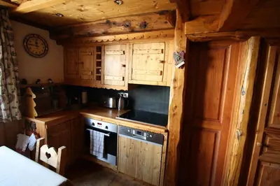 Cuisine ou kitchenette dans l'établissement Appartement duplex de charme hyper centre à Val d'Isère