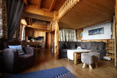Coin salon dans l'établissement Appartement duplex de charme hyper centre à Val d'Isère