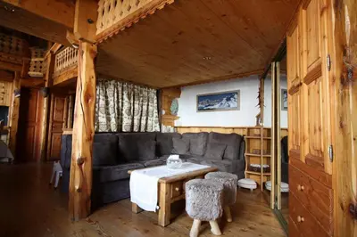 Coin salon dans l'établissement Appartement duplex de charme hyper centre à Val d'Isère