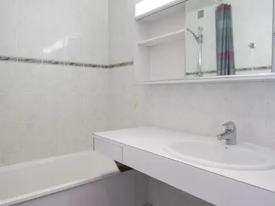 Salle de bains dans l'établissement Appartement 2 pièces sud/ouest avec Wifi, proche pistes - FR-1-449-157
