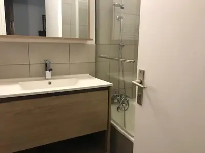 Salle de bains dans l'établissement Studio avec vue sur montagne et lac, Tignes - FR-1-449-41