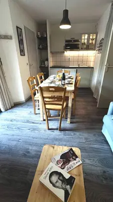 Cuisine ou kitchenette dans l'établissement Aux portes du parc national de la Vanoise Appartement Termignon Val Cenis avec Wifi