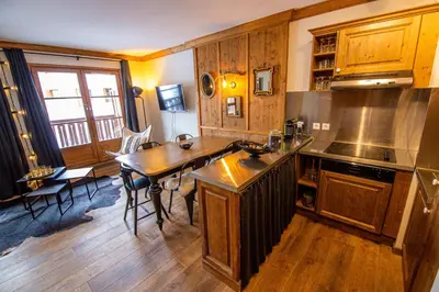 Cuisine ou kitchenette dans l'établissement Arc 1950 Appartement skis aux pieds