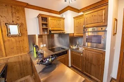 Cuisine ou kitchenette dans l'établissement Arc 1950 Appartement skis aux pieds