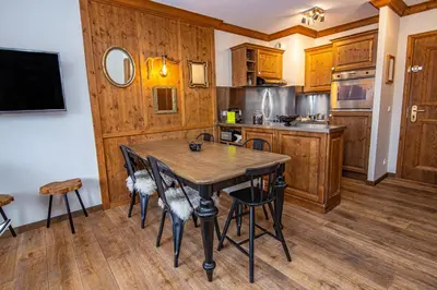 Cuisine ou kitchenette dans l'établissement Arc 1950 Appartement skis aux pieds