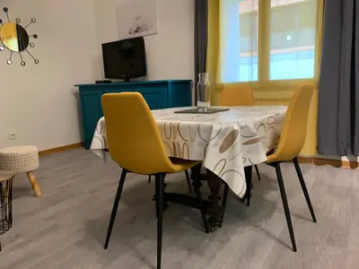 Télévision ou salle de divertissement dans l'établissement La Combe de Moulin