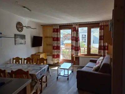 Coin salon dans l'établissement Deux pièces sud-ouest à Tignes, 5 couchages - FR-1-449-7