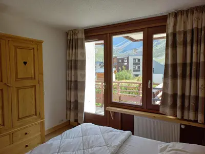 Un ou plusieurs lits dans un hébergement de l'établissement Deux pièces sud-ouest à Tignes, 5 couchages - FR-1-449-7