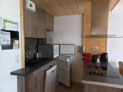 Cuisine ou kitchenette dans l'établissement Deux pièces sud-ouest à Tignes, 5 couchages - FR-1-449-7