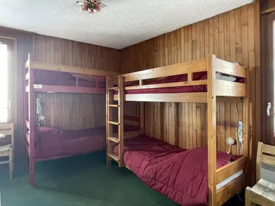 Un ou plusieurs lits dans un hébergement de l'établissement 3 pièces skis aux pieds avec parking, Wifi inclus, Val Claret - FR-1-449-169