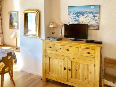 Télévision ou salle de divertissement dans l'établissement 3 pièces skis aux pieds avec parking, Wifi inclus, Val Claret - FR-1-449-169