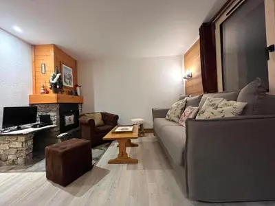 Télévision ou salle de divertissement dans l'établissement Chalet - Apt 5pax au pied des pistes - parking - skiroom - cheminée - balcons