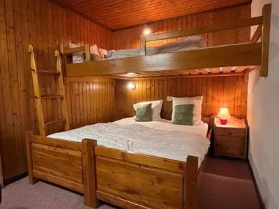 Un ou plusieurs lits dans un hébergement de l'établissement Chalet - Apt 5pax au pied des pistes - parking - skiroom - cheminée - balcons