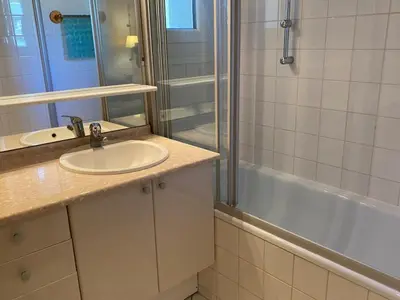 Salle de bains dans l'établissement Appartement rénové 3 pièces, exposé sud/ouest, proche commerces - FR-1-449-2