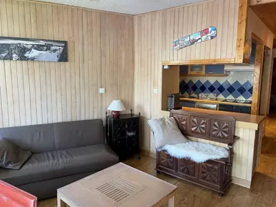 Coin salon dans l'établissement Appartement rénové 3 pièces, exposé sud/ouest, proche commerces - FR-1-449-2